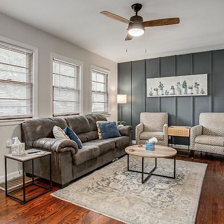 Chic Home With Huge Grassy Yard 7 Mins To Arrowhead Stadium インディペンデンス エクステリア 写真