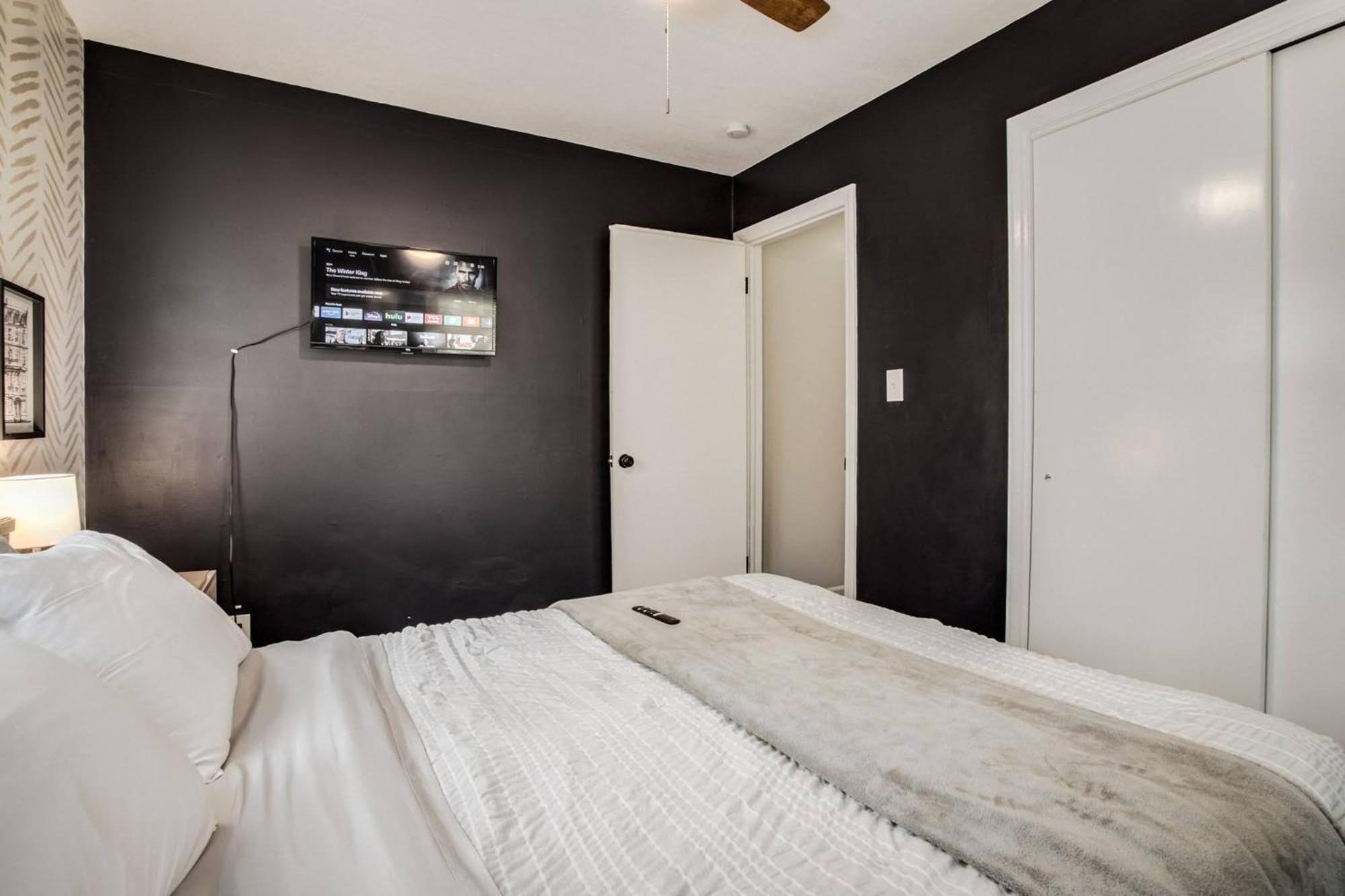 Chic Home With Huge Grassy Yard 7 Mins To Arrowhead Stadium インディペンデンス エクステリア 写真