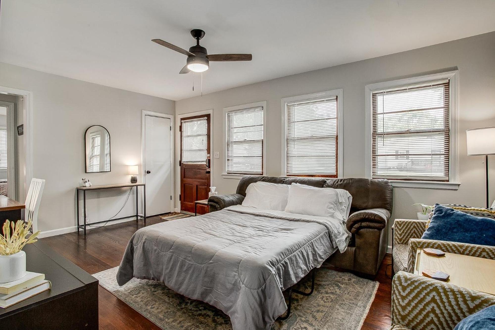 Chic Home With Huge Grassy Yard 7 Mins To Arrowhead Stadium インディペンデンス エクステリア 写真