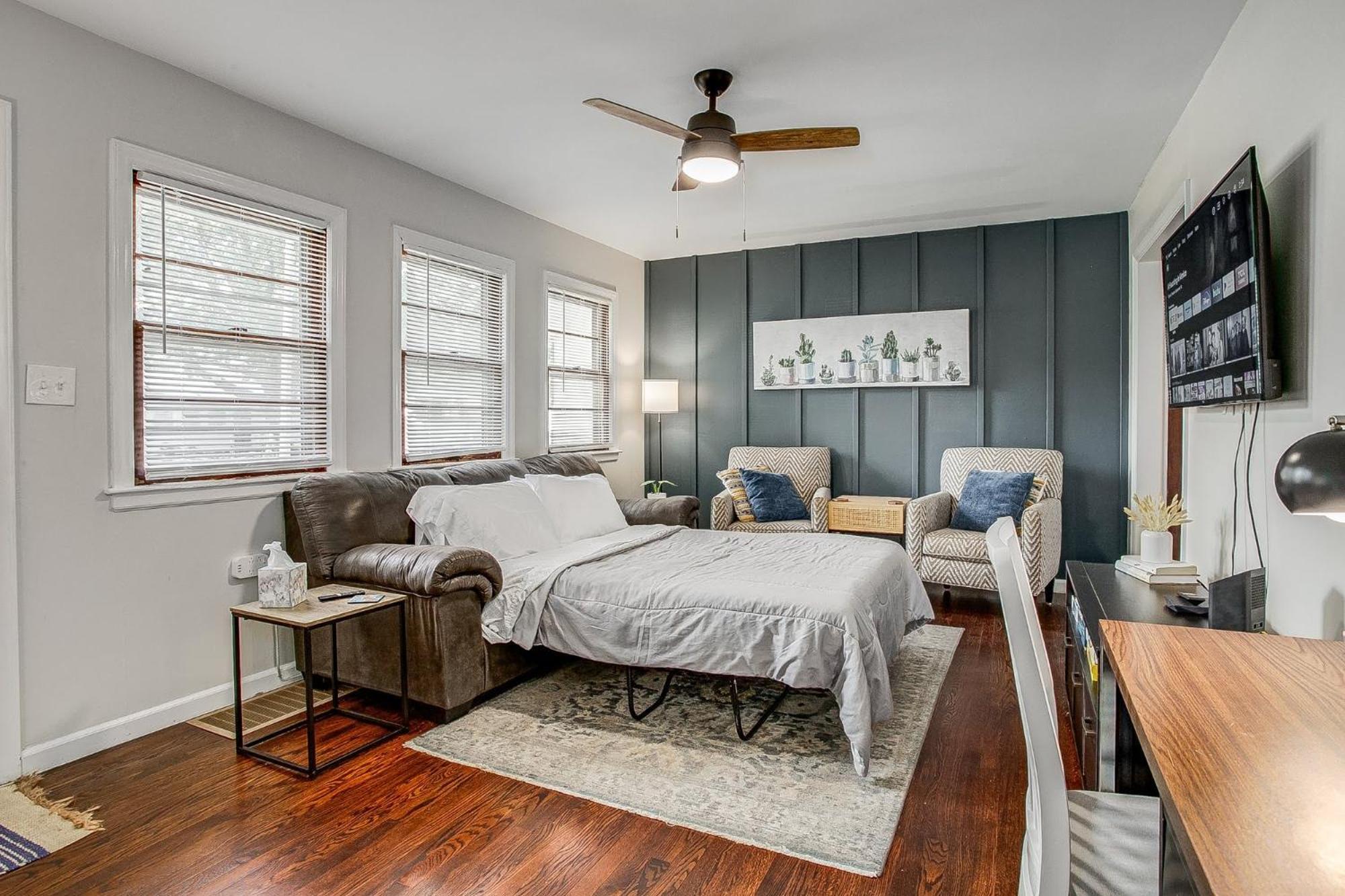 Chic Home With Huge Grassy Yard 7 Mins To Arrowhead Stadium インディペンデンス エクステリア 写真