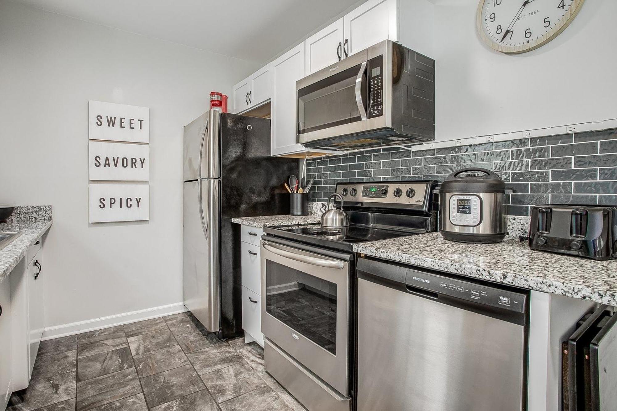 Chic Home With Huge Grassy Yard 7 Mins To Arrowhead Stadium インディペンデンス エクステリア 写真