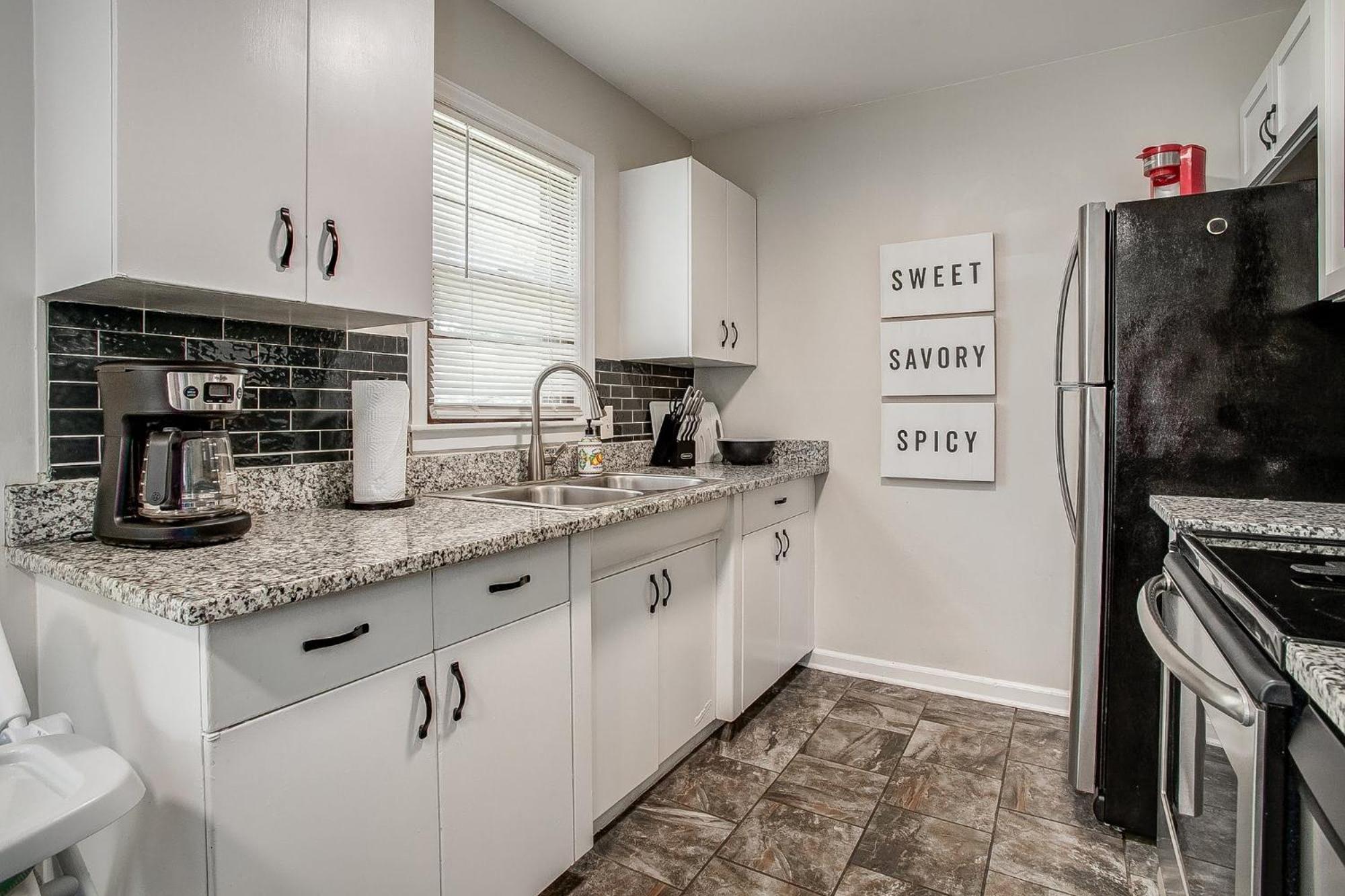 Chic Home With Huge Grassy Yard 7 Mins To Arrowhead Stadium インディペンデンス エクステリア 写真
