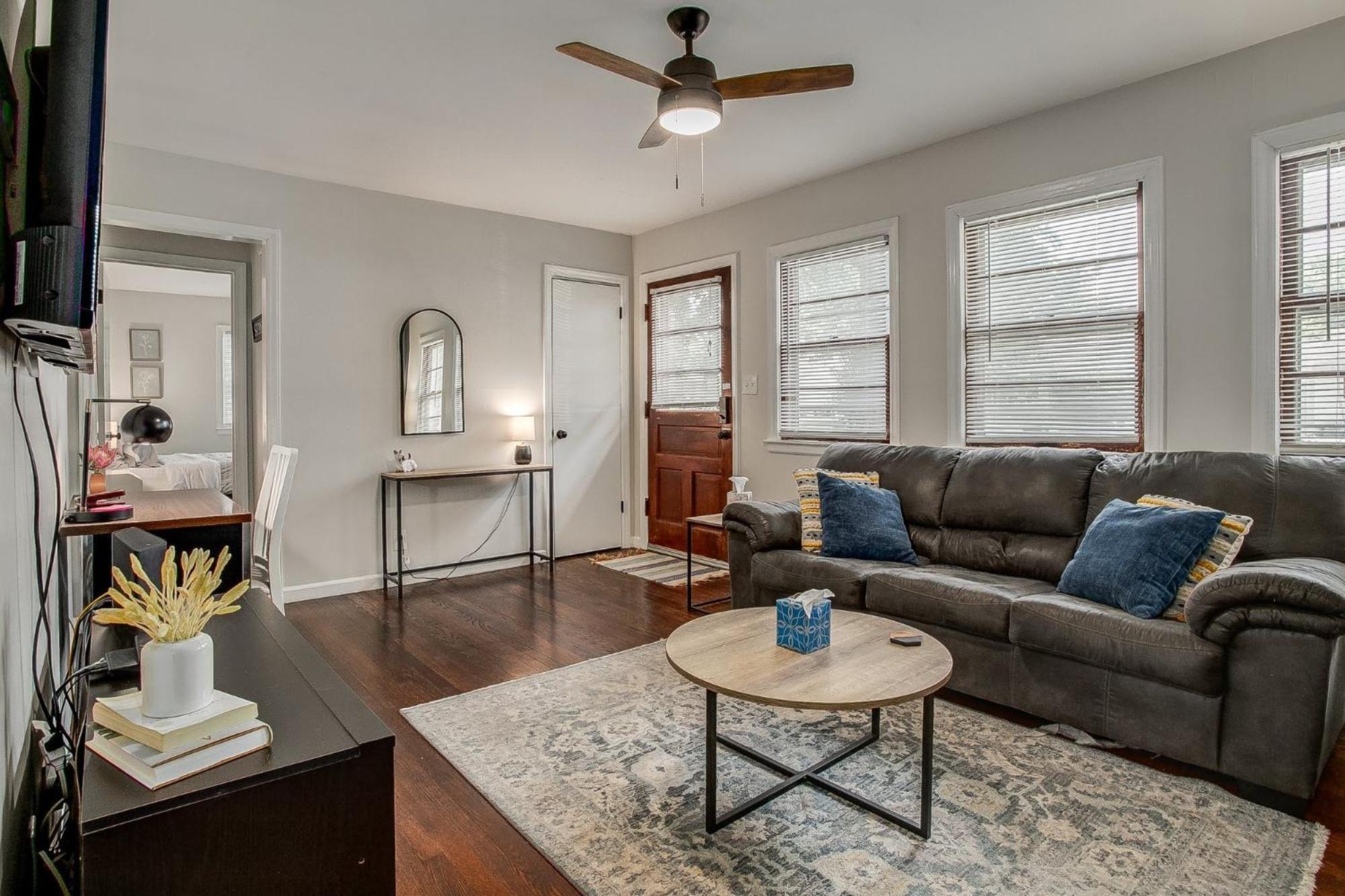 Chic Home With Huge Grassy Yard 7 Mins To Arrowhead Stadium インディペンデンス エクステリア 写真