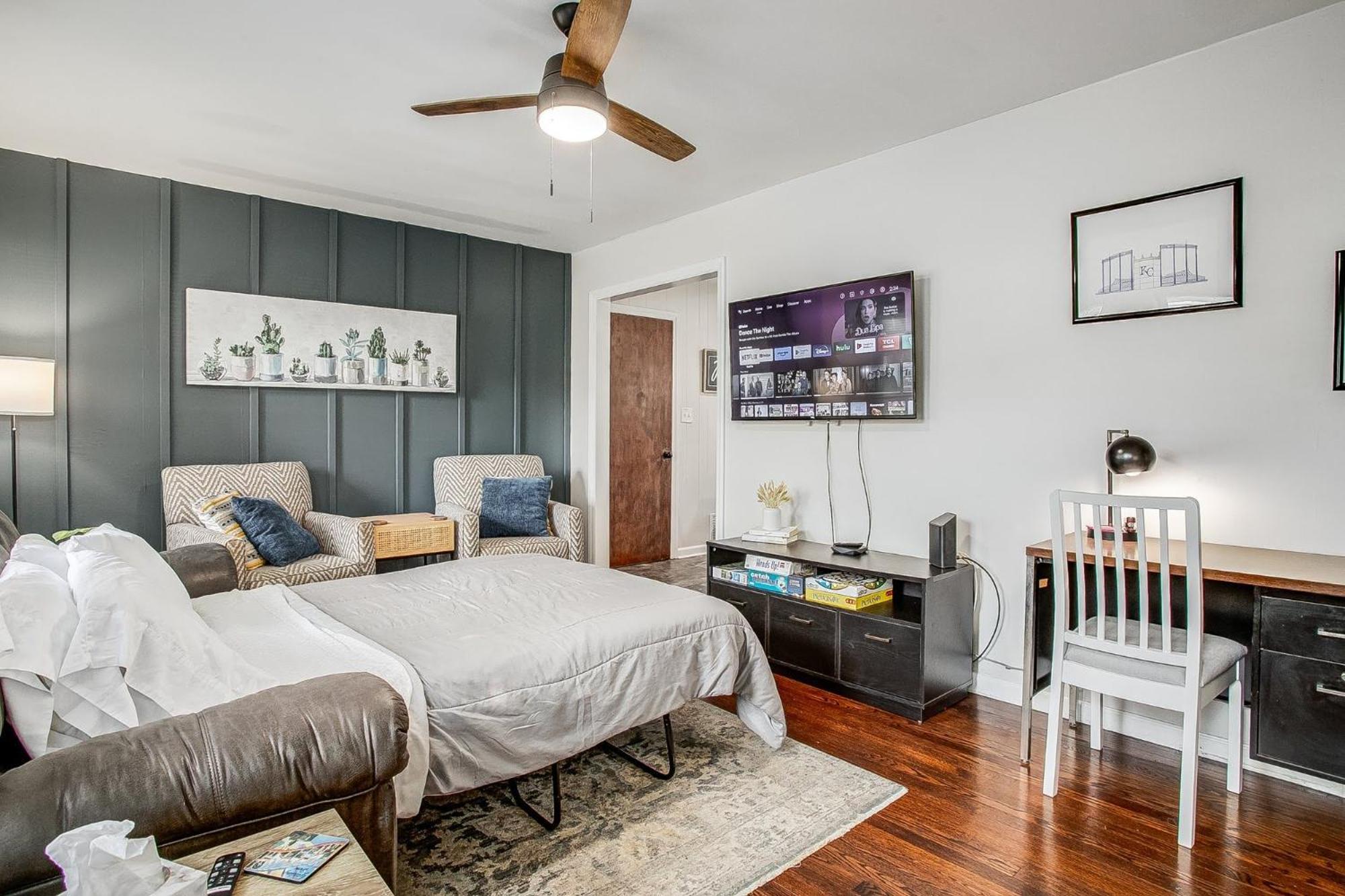 Chic Home With Huge Grassy Yard 7 Mins To Arrowhead Stadium インディペンデンス エクステリア 写真