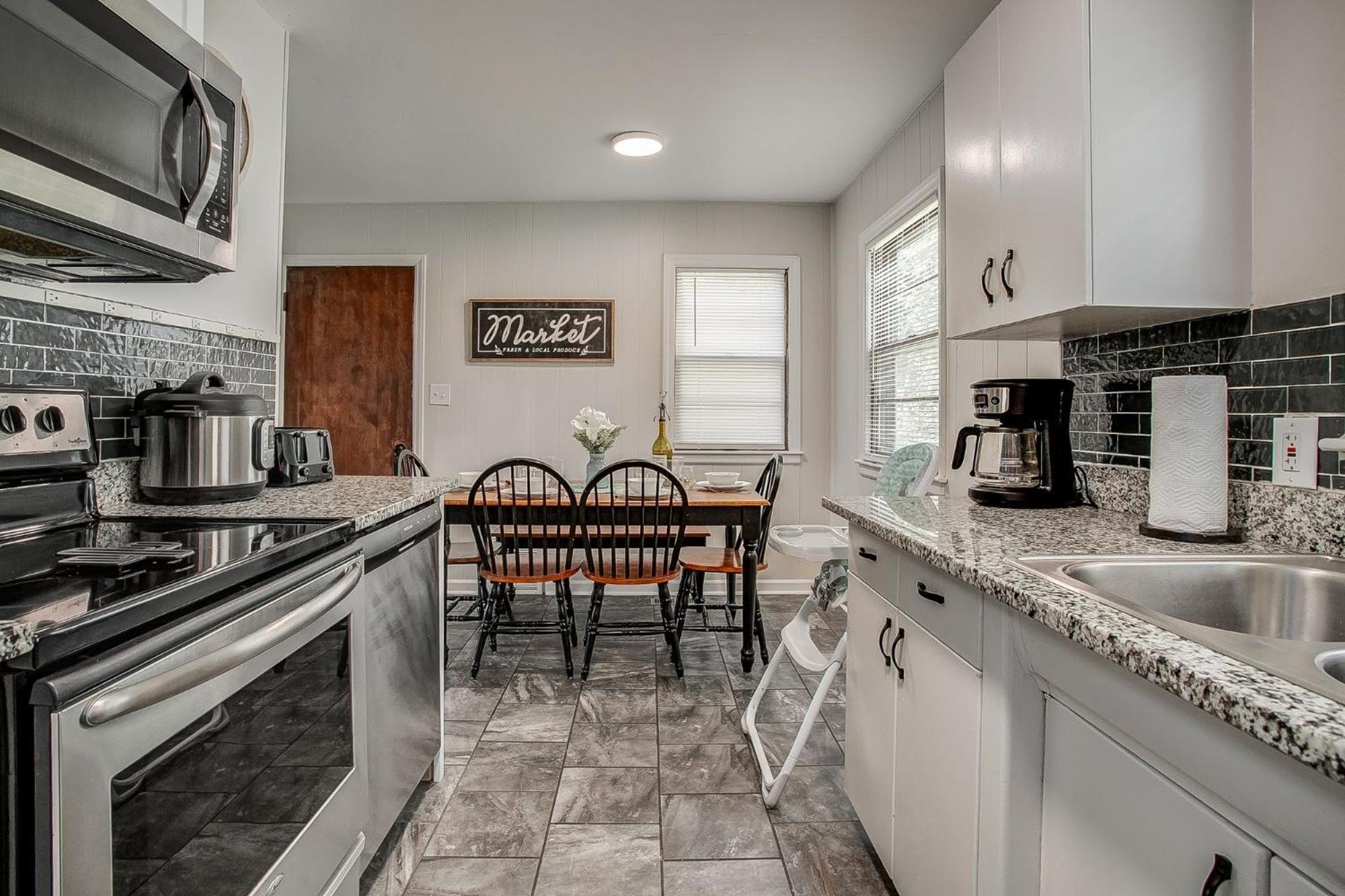 Chic Home With Huge Grassy Yard 7 Mins To Arrowhead Stadium インディペンデンス エクステリア 写真