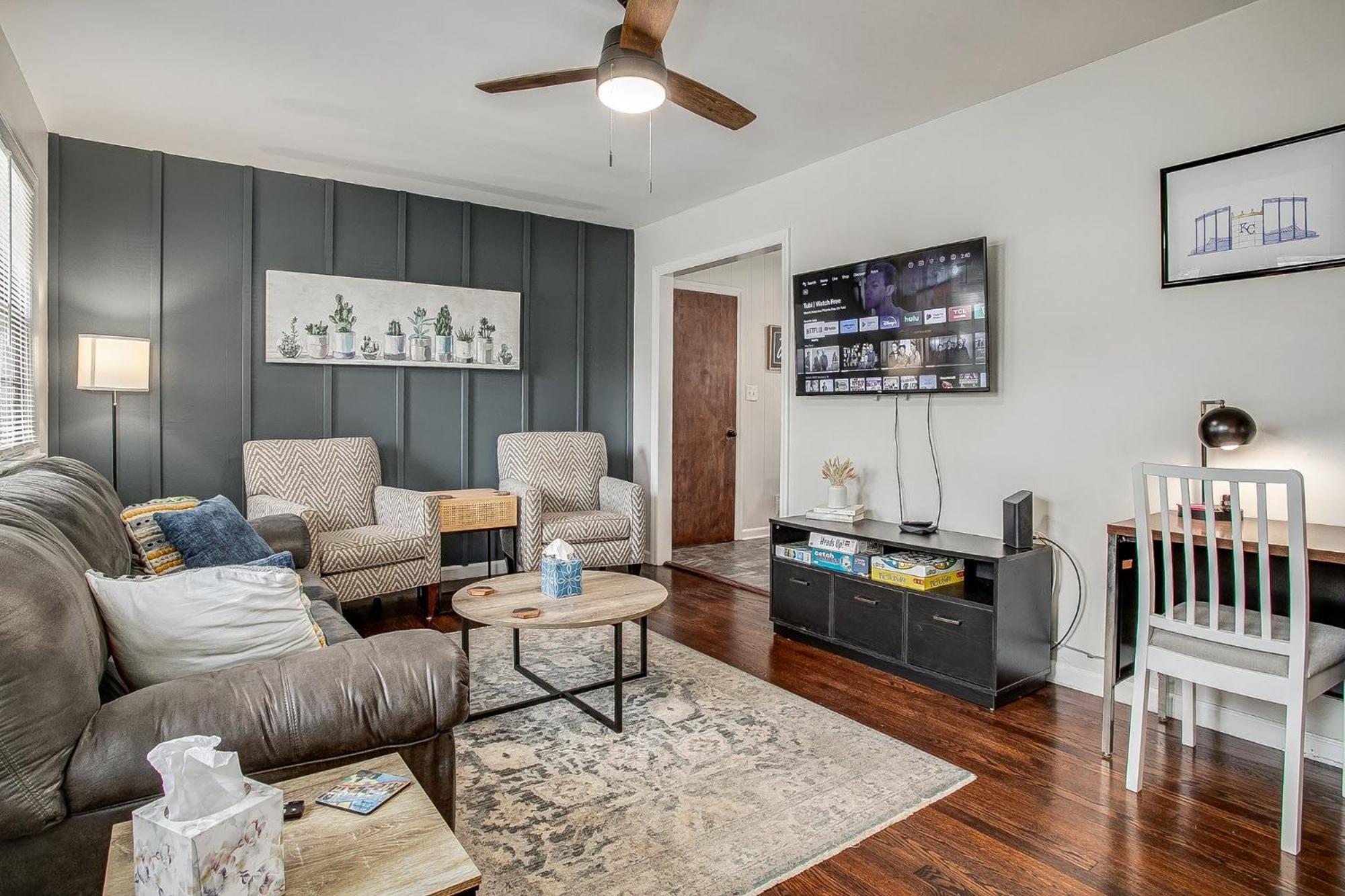 Chic Home With Huge Grassy Yard 7 Mins To Arrowhead Stadium インディペンデンス エクステリア 写真